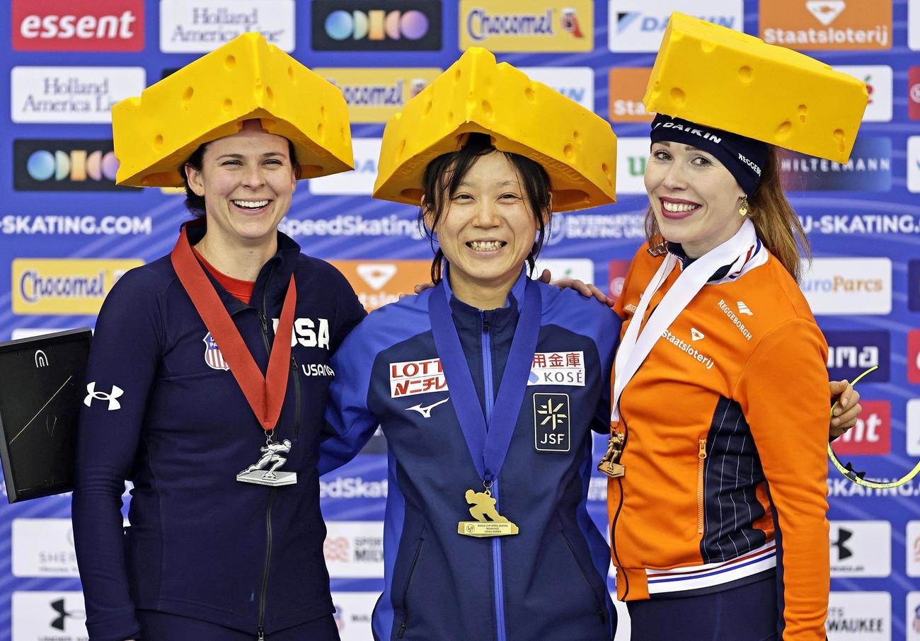 女子1000メートルで優勝し表彰式で笑顔の高木美帆（中央）（共同）