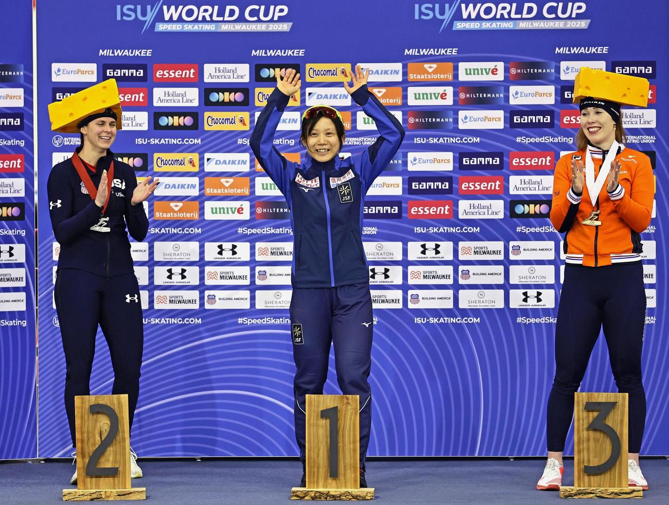 女子1000メートルで優勝し表彰式で手を振る高木美帆（中央）（共同）