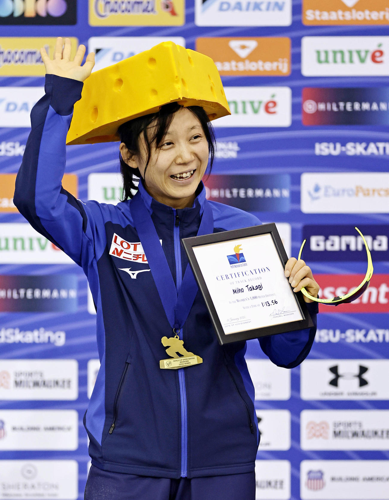 女子1000メートルで優勝し表彰式で手を振る高木美帆。五輪実施の個人種目でW杯通算35勝目に達し日本勢単独最多とした（共同）