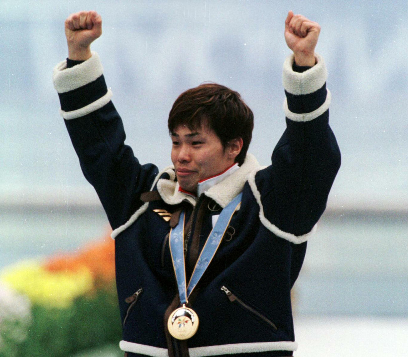 98年2月、長野五輪・男子スピードスケート500メートルで金メダルを獲得し、両拳を突き上げ声援に応える清水宏保