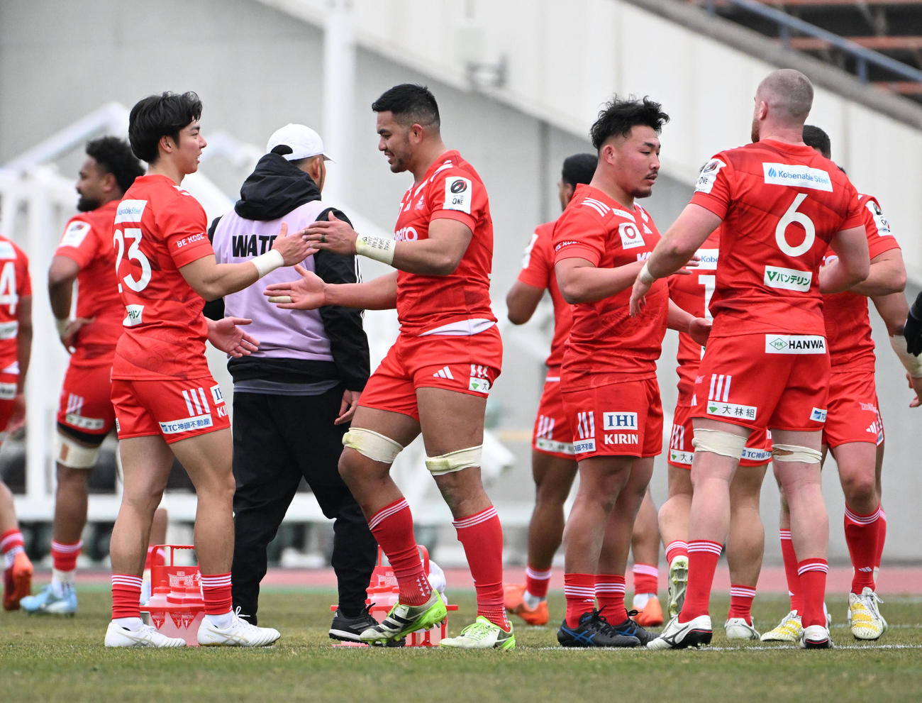 神戸対BR東京　BR東京に勝利し喜ぶ神戸フィフティーン（撮影・石井愛子）