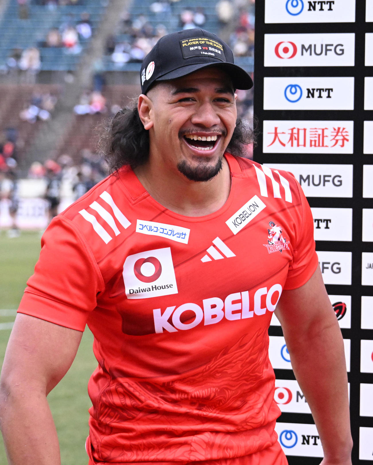 神戸対BR東京　プレーヤー・オブ・ザ・マッチに選ばれ笑顔を見せる神戸アタアタ・モエアキオラ（撮影・石井愛子）