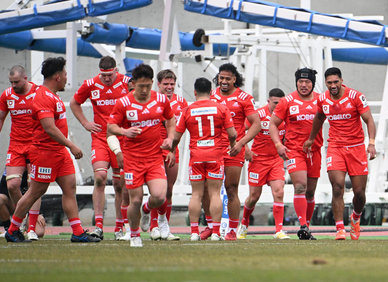 神戸対BR東京　BR東京に勝利し喜ぶ神戸フィフティーン（撮影・石井愛子）