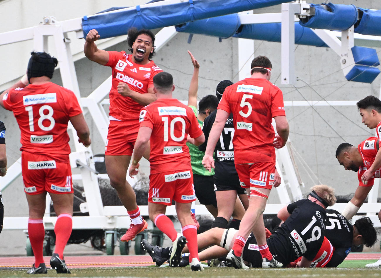 神戸対BR東京　後半、試合終了間際の神戸ラファエレ・ティモシーのトライに喜ぶ神戸アタアタ・モエアキオラ（左から2人目）（撮影・石井愛子）