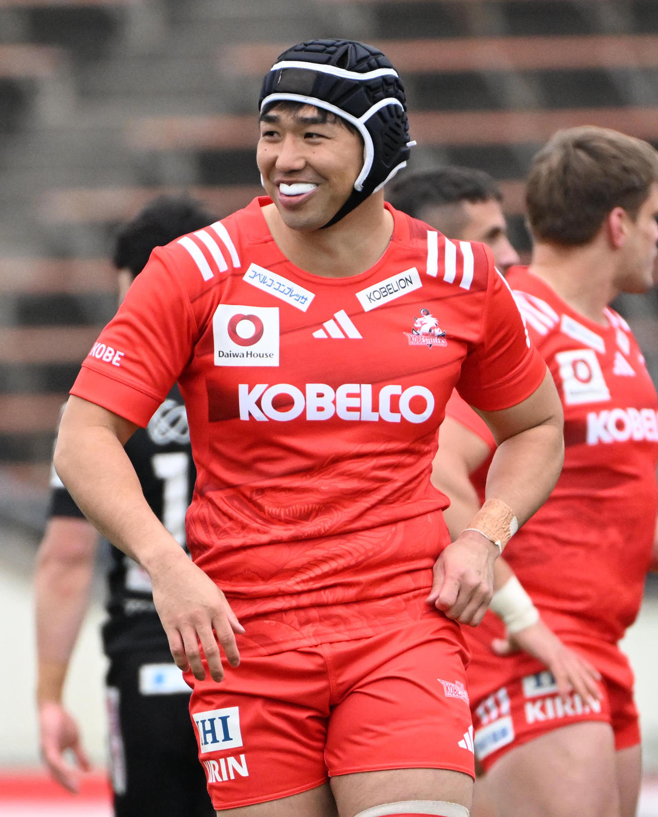 神戸対BR東京　後半、試合の合間に笑顔を見せる神戸橋本皓（撮影・石井愛子）
