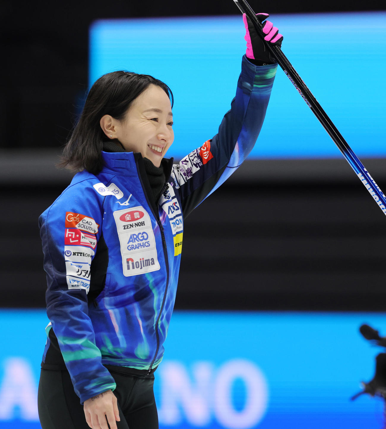 北海道銀行対ロコ・ソラーレ　第1エンド、笑顔を見せるロコ・ソラーレの藤沢五月（撮影・野上伸悟）
