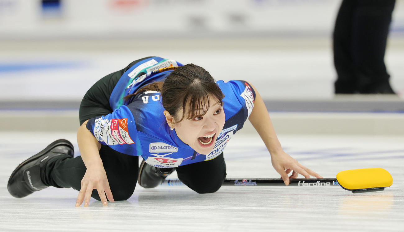 北海道銀行対ロコ・ソラーレ　ストーンの方向を見つめるロコ・ソラーレの吉田知那美（撮影・野上伸悟）
