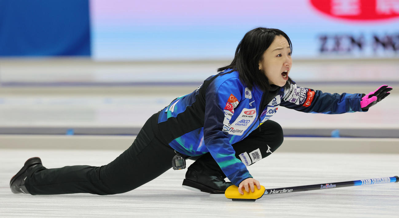 北海道銀行対ロコ・ソラーレ　ストーンの方向を見つめるロコ・ソラーレの藤沢五月（撮影・野上伸悟）