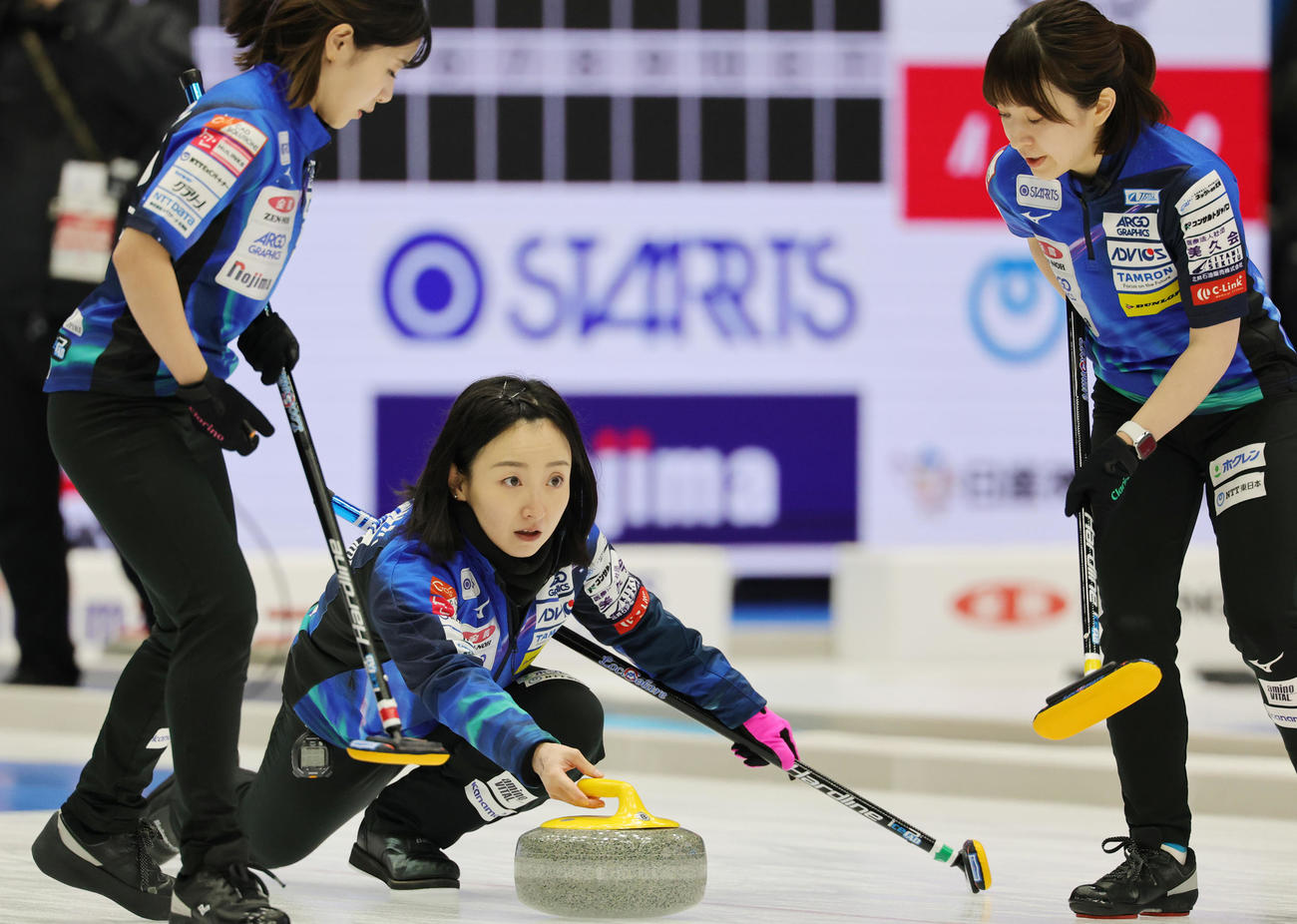北海道銀行対ロコ・ソラーレ　第1エンド、ストーンを投じるロコ・ソラーレの藤沢五月（撮影・野上伸悟）