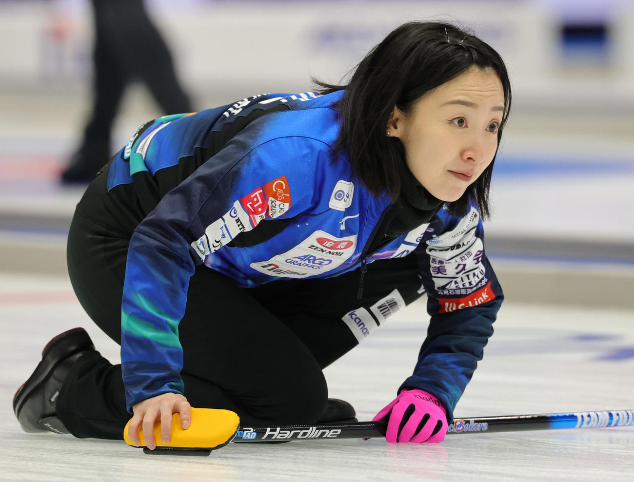 北海道銀行対ロコ・ソラーレ　第1エンド、ストーンの方向を見つめるロコ・ソラーレの藤沢五月（撮影・野上伸悟）