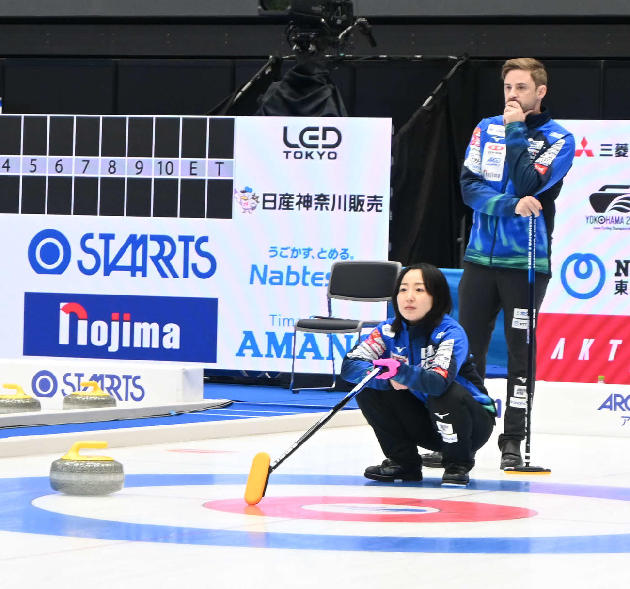 仲間に指示を出すロコ・ソラーレの藤沢五月（左）（撮影・飯岡大暉）