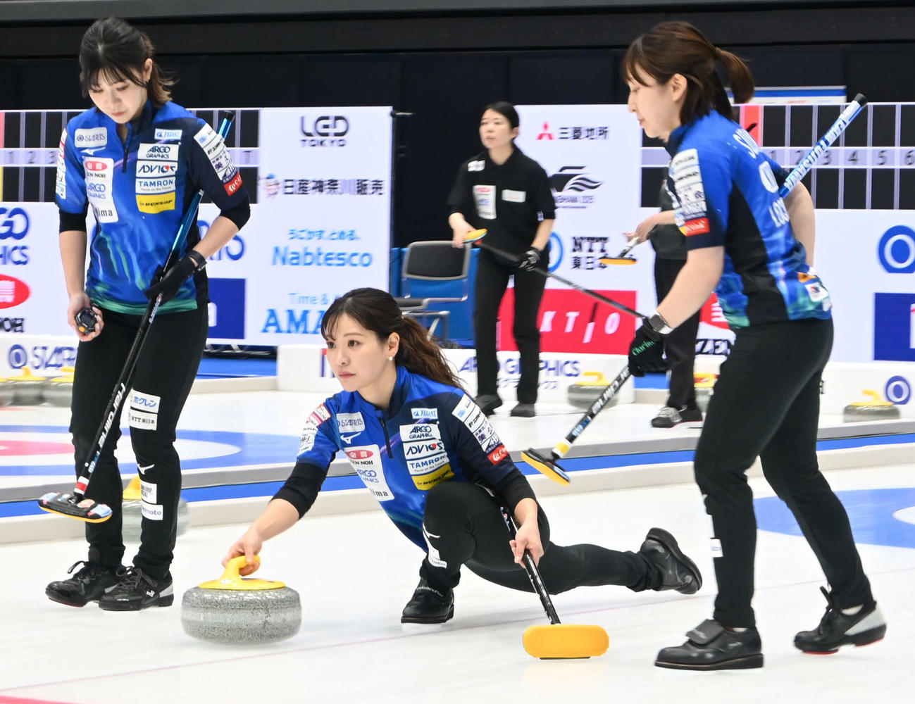 ロコ・ソラーレ吉田知（中央）は氷の感触を確かめる（撮影・飯岡大暉）
