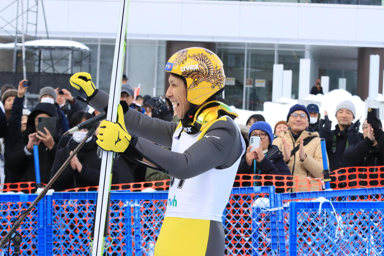 葛西は優勝インタビューでガッツポーズ（撮影・保坂果那）