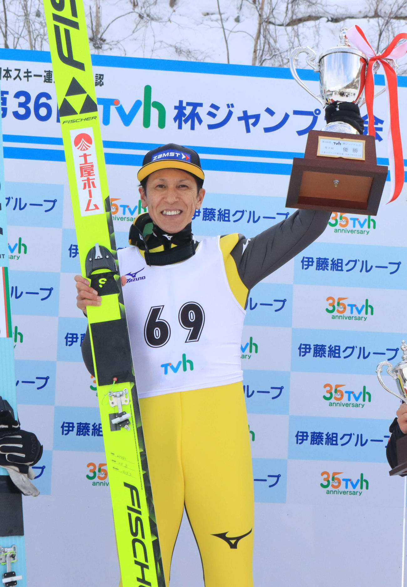 優勝カップを手に笑顔の葛西（撮影・保坂果那）