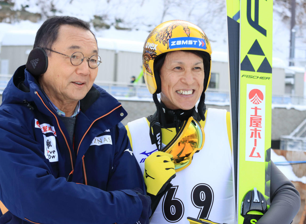 男子で優勝した葛西は笑顔で記念撮影。左は土屋ホームスキー部元総監督の川本氏（撮影・保坂果那）