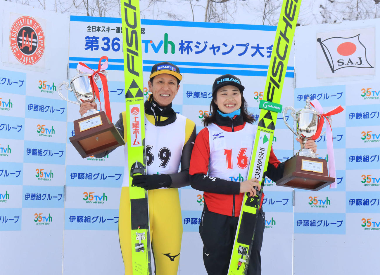 男子で優勝した葛西（左）と女子で優勝した岩佐（撮影・保坂果那）