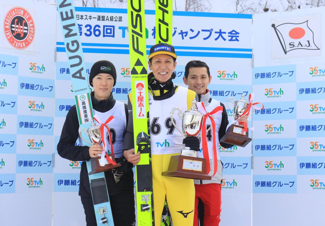 男子で優勝した葛西（中央）。左は2位小林潤、右は3位内藤（撮影・保坂果那）