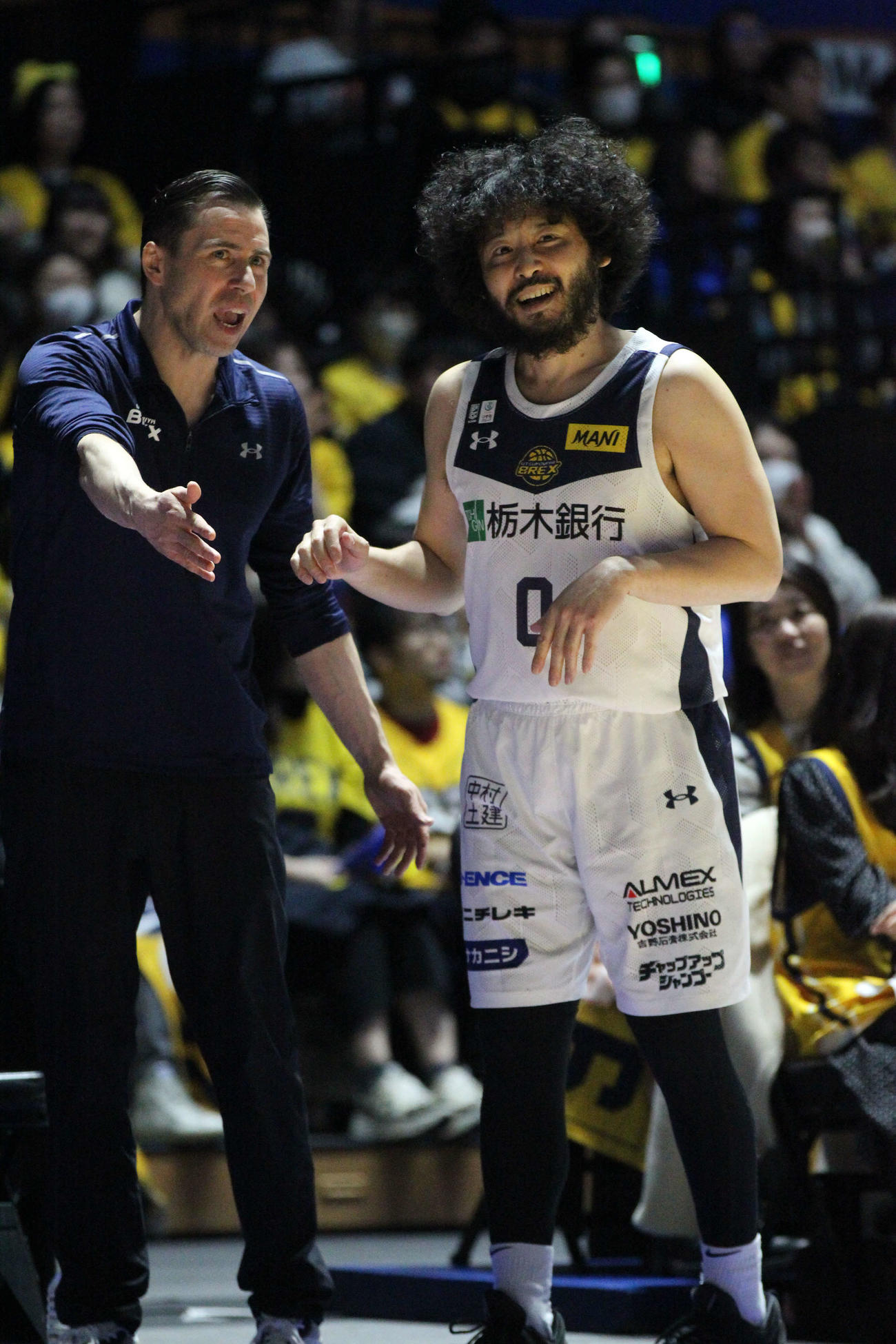 茨城対宇都宮　第2Q途中から出場した宇都宮の田臥勇太はジーコ・コロネルヘッドコーチ代行と意見交換（撮影・沢田啓太郎）