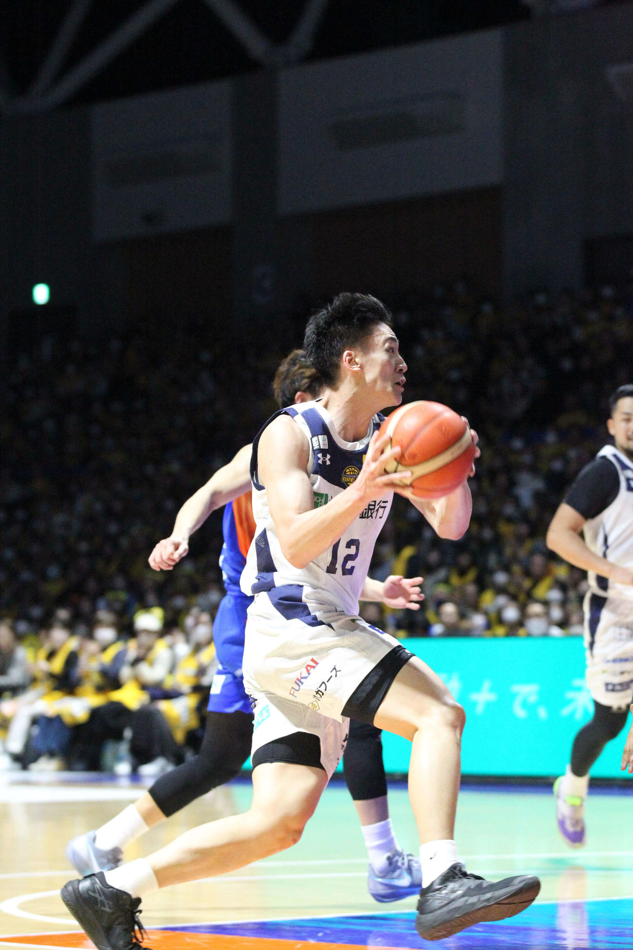 茨城対宇都宮　味方のスチールからボールを保持して一気にドライブしてシュートを決めた宇都宮の高島紳司（撮影・沢田啓太郎）