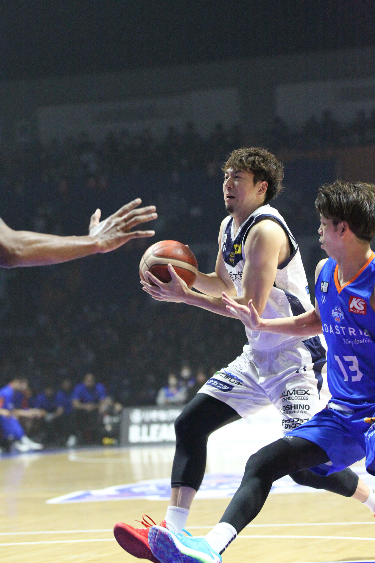 茨城対宇都宮　ドライブでゴール下に飛び込む宇都宮の比江島慎（撮影・沢田啓太郎）