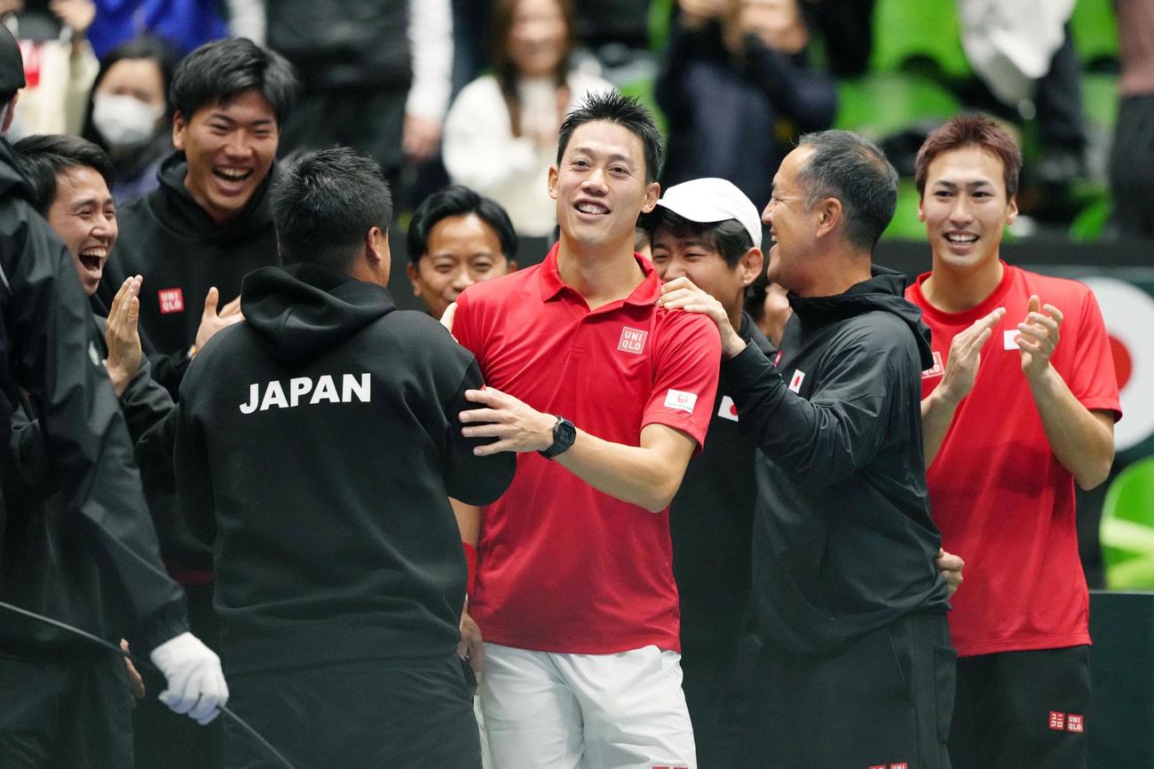 日本対英国　ビリー・ハリスに勝利した錦織圭（中央）。日本が通算3勝2敗で予選2回戦進出を決めた（共同）