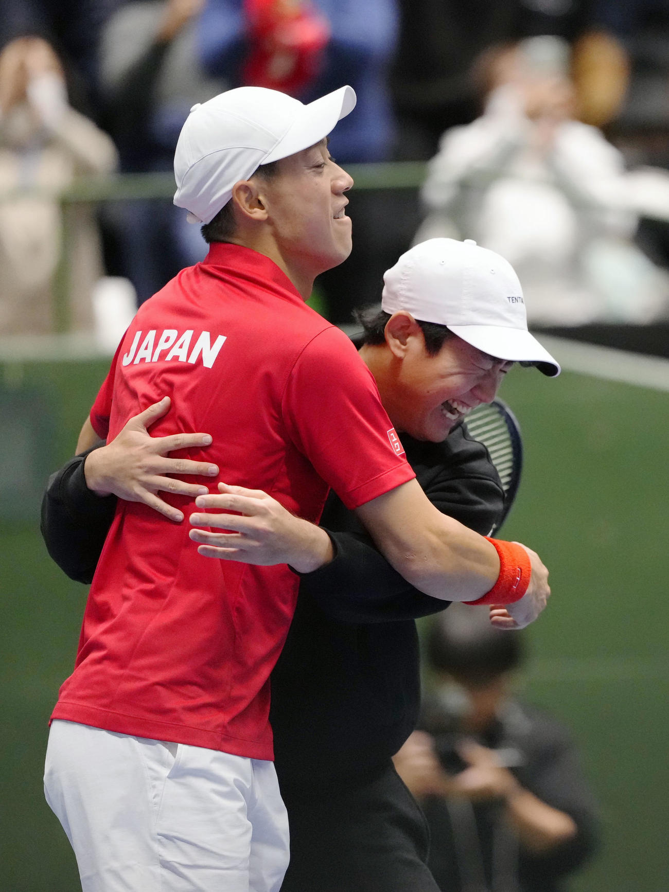 日本対英国　英国に勝利し、抱き合って喜ぶ錦織圭（左）と西岡良仁（共同）
