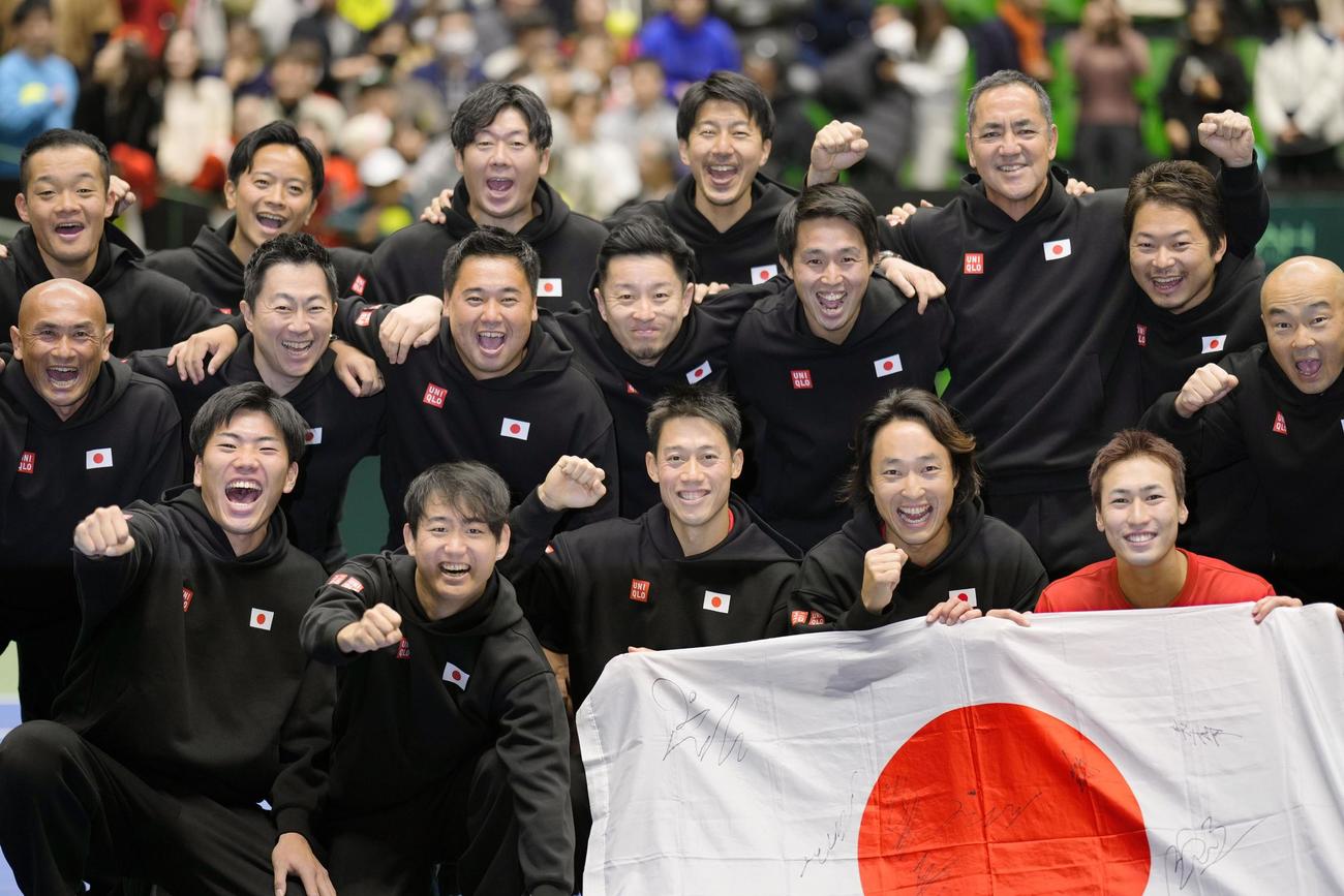 日本対英国　予選2回戦進出を決め、笑顔で記念写真に納まる（前列左から）柚木武、西岡良仁、錦織圭、添田豪監督、綿貫陽介ら（共同）