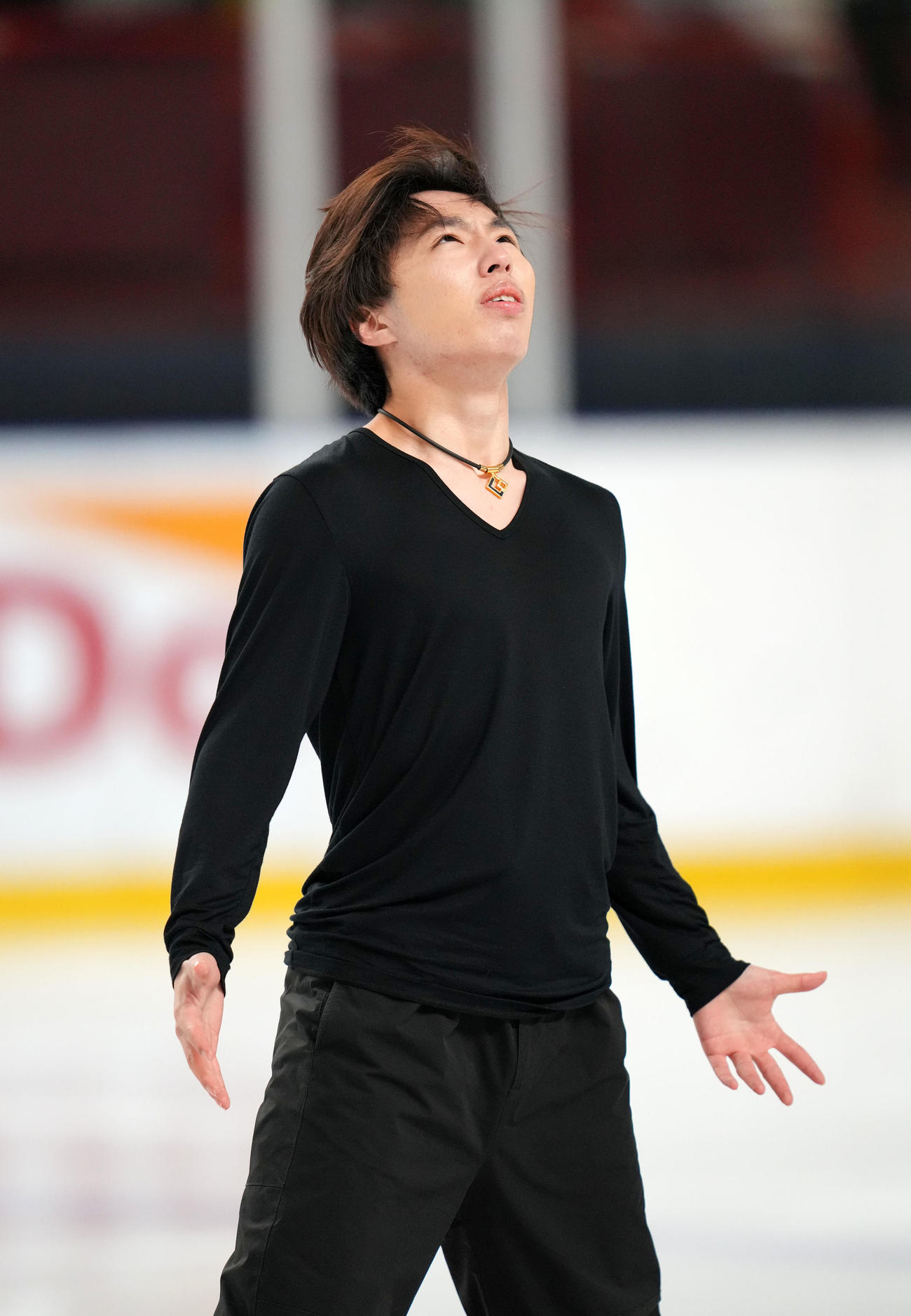 明法オンアイスの演技で空を見上げる三浦（撮影・横山健太）