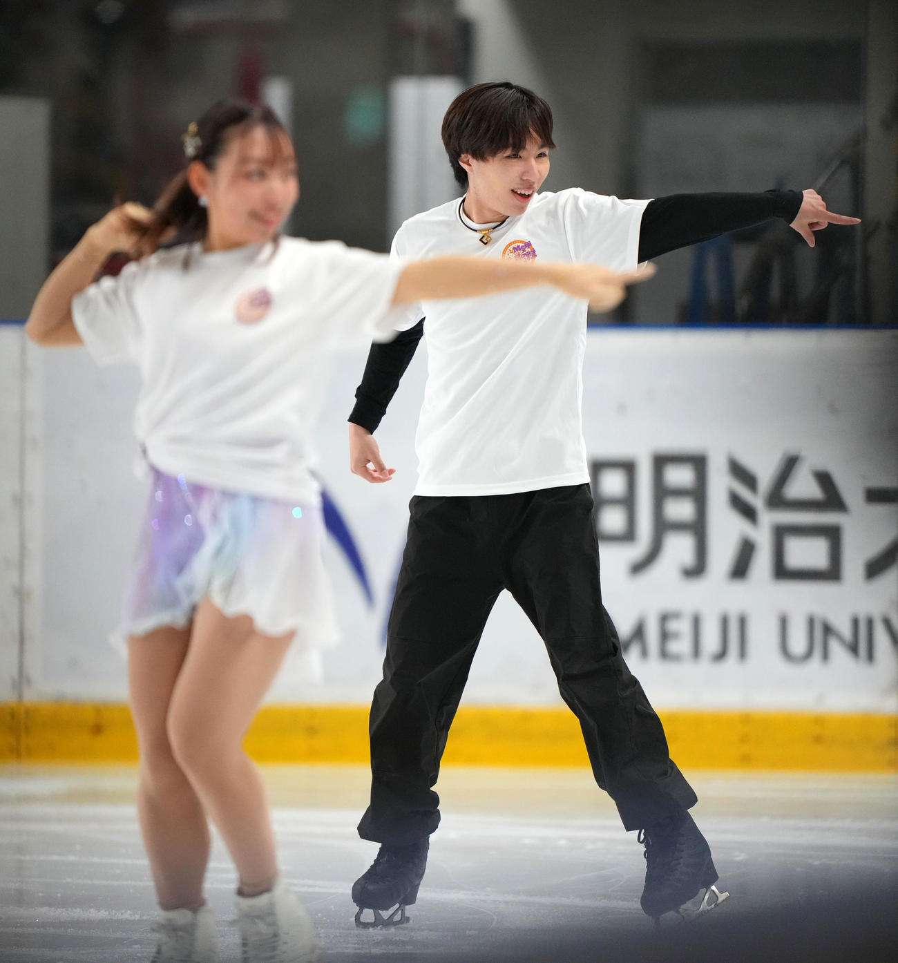 明法オンアイスで笑顔を見せる三浦（撮影・横山健太）