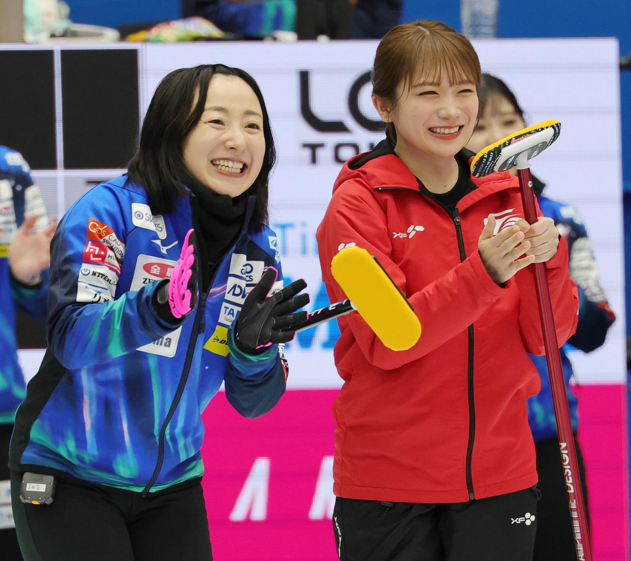 ファーストストーンセレモニーを行う秋元真夏。左はロコ・ソラーレ藤沢五月（撮影・野上伸悟）