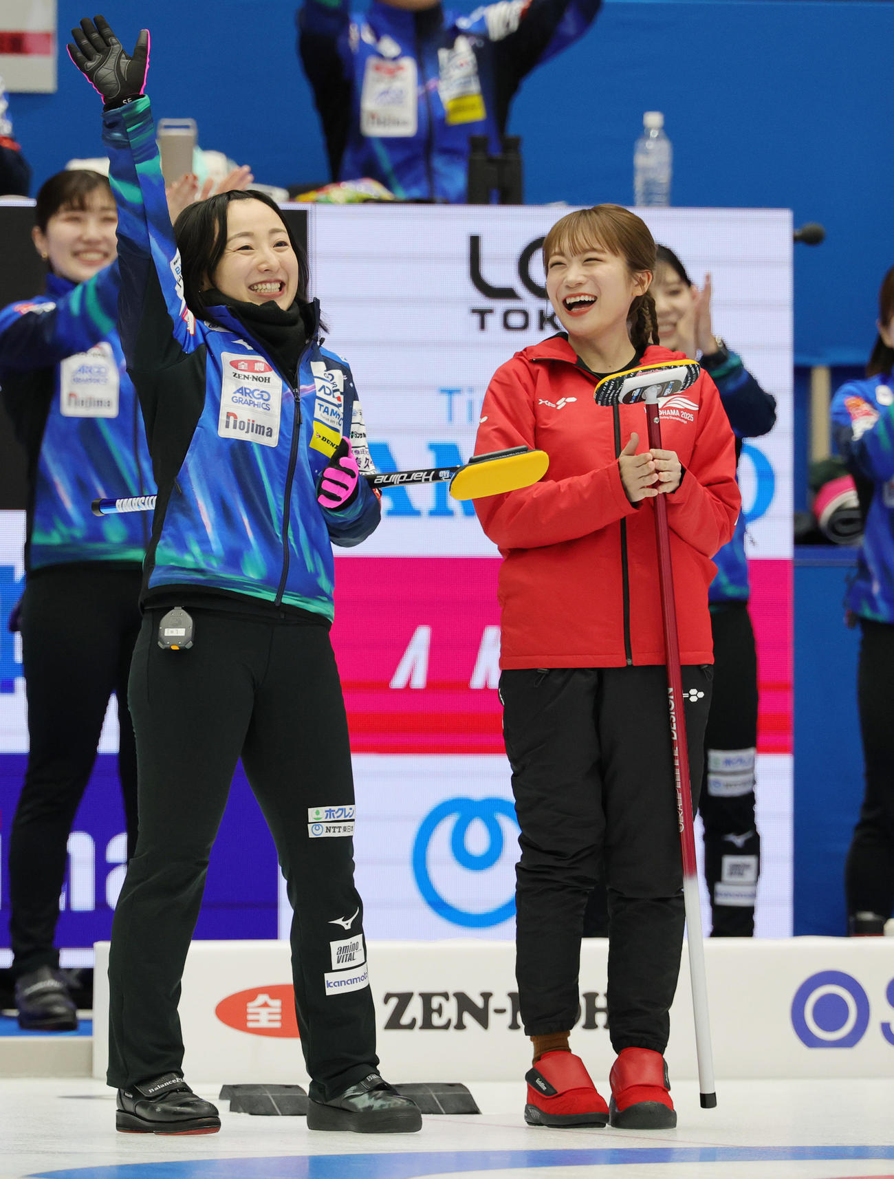 ファーストストーンセレモニーを終え喜ぶ秋元真夏。左はロコ・ソラーレ藤沢五月（撮影・野上伸悟）