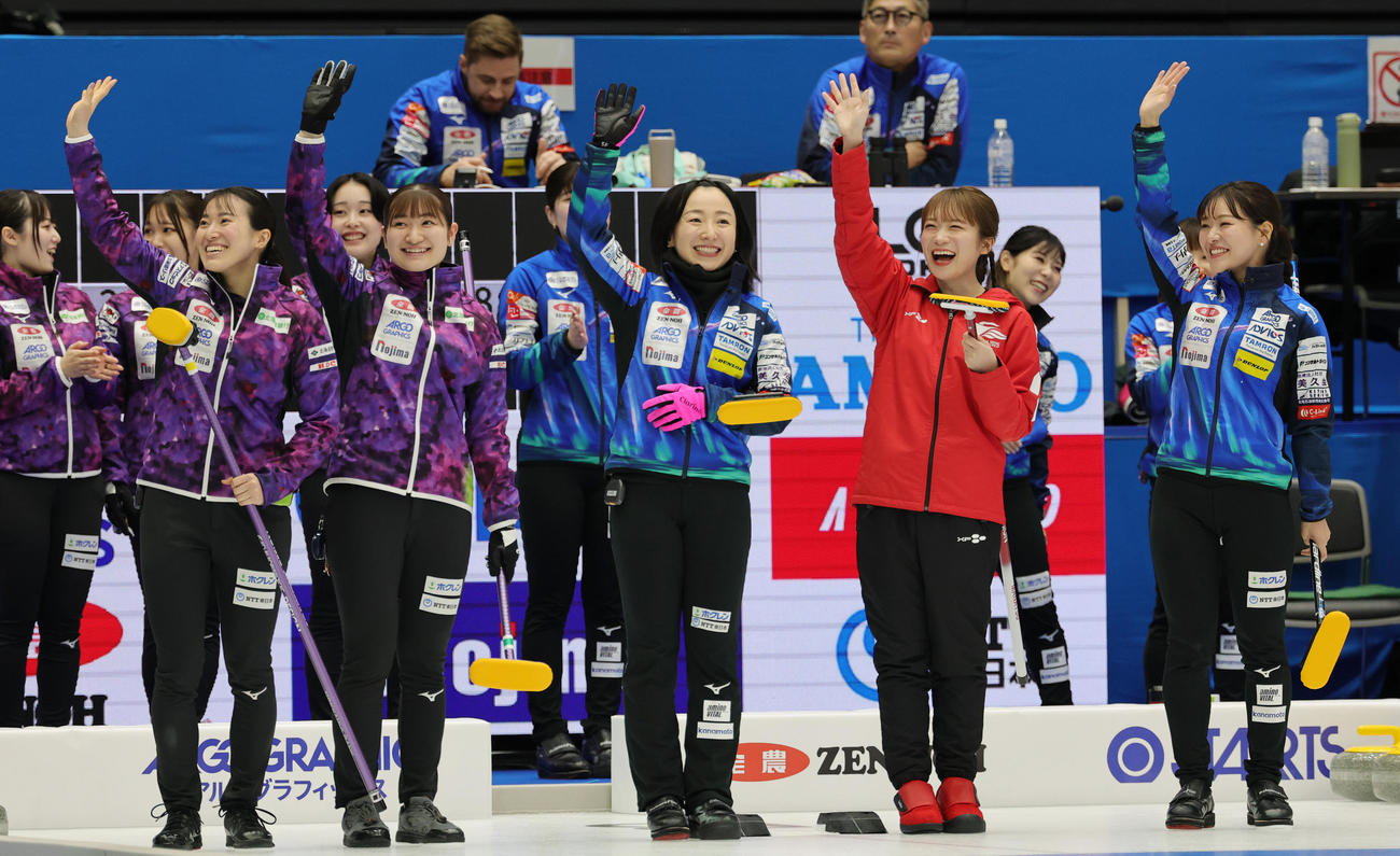 ファーストストーンセレモニーを終え喜ぶ秋元真夏（右から2人目）（撮影・野上伸悟）