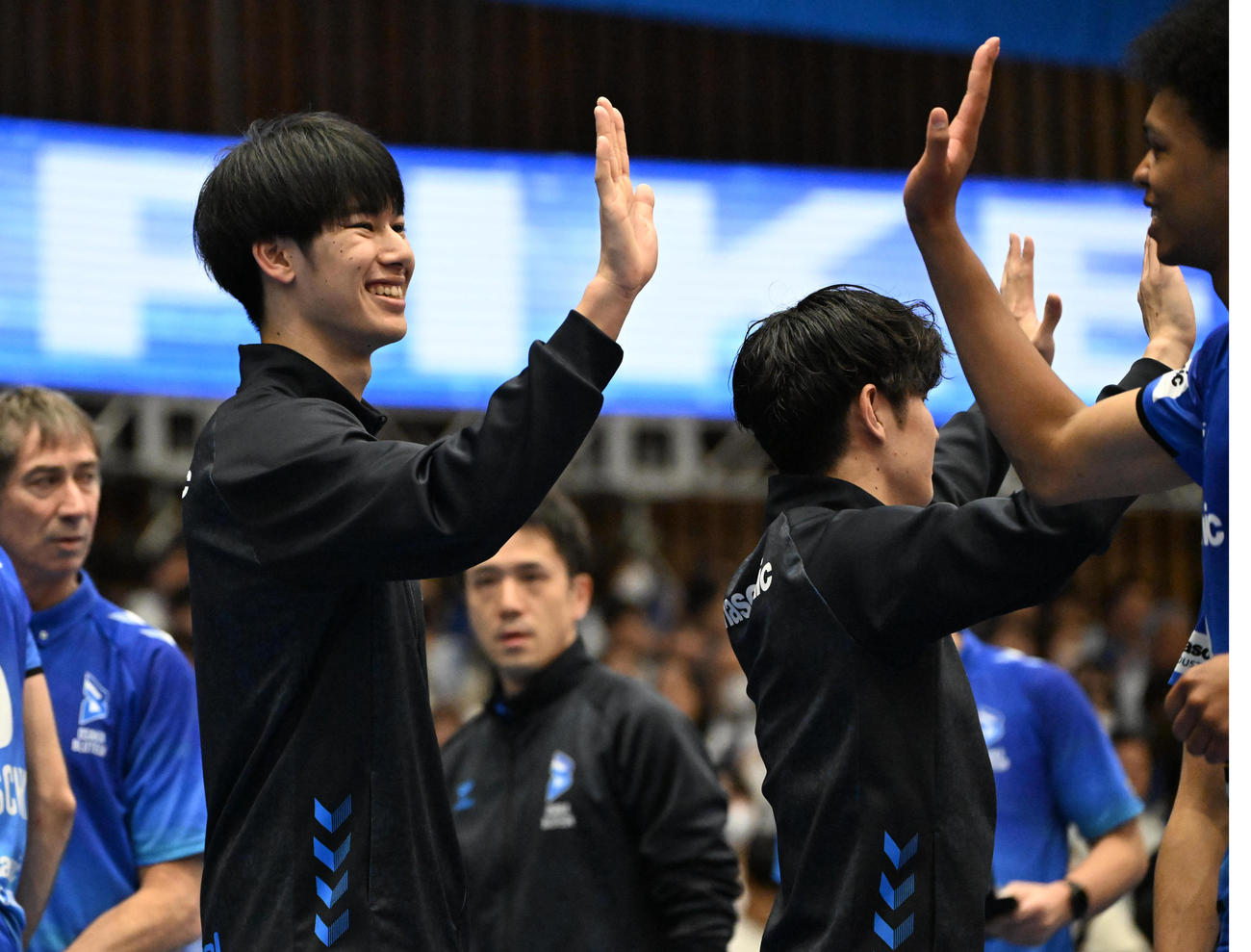 大阪B対広島TH　セット間で選手を迎える大阪B甲斐優斗（左）（撮影・石井愛子）