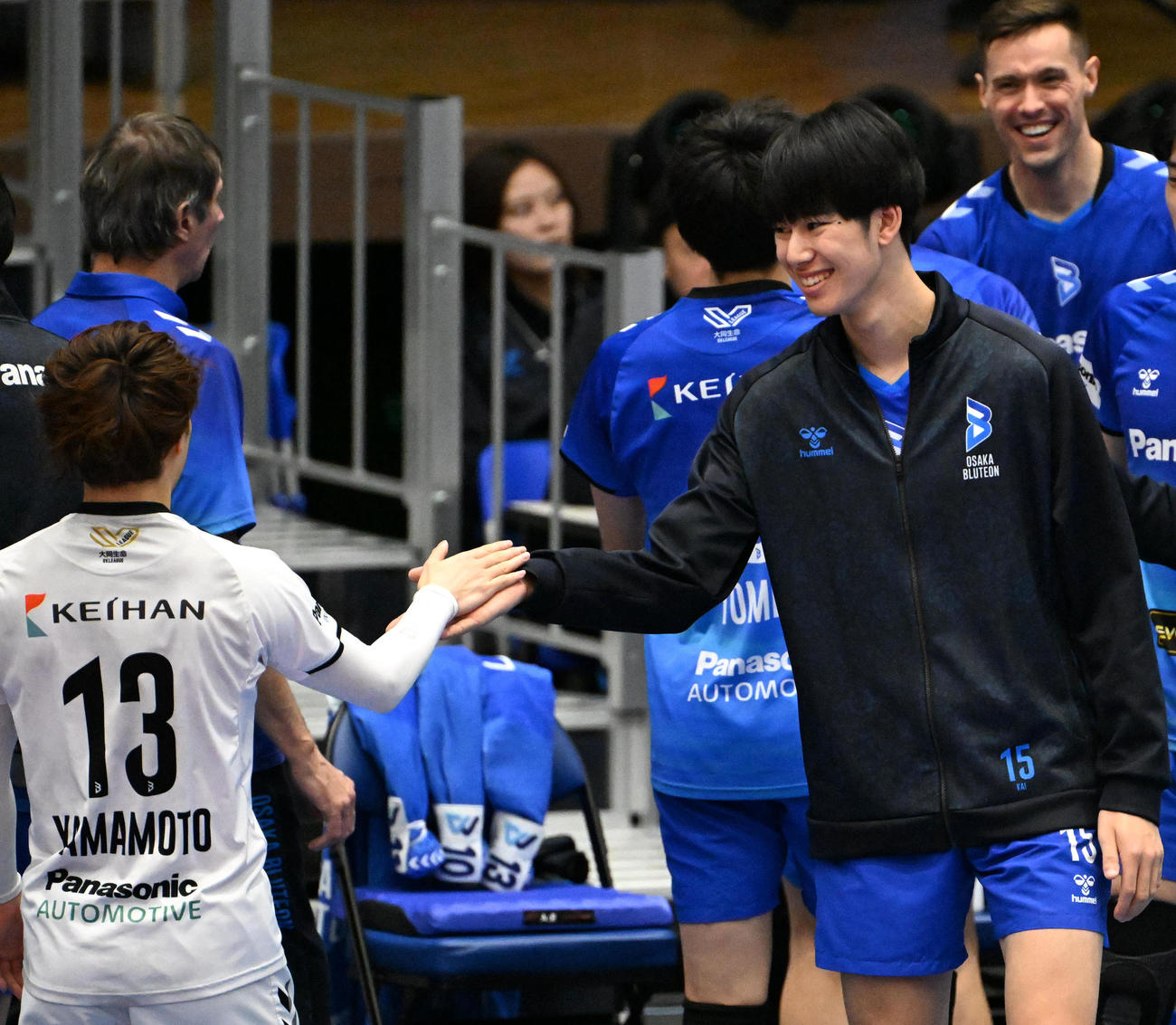 大阪B対広島TH　セット間で選手を迎える大阪B甲斐優斗（右）（撮影・石井愛子）