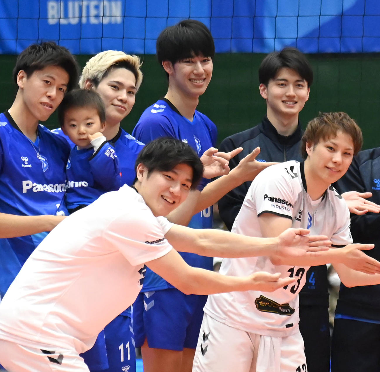 大阪B対広島TH　試合終了後に記念撮影をする大阪B甲斐優斗（後列中央）（撮影・石井愛子）