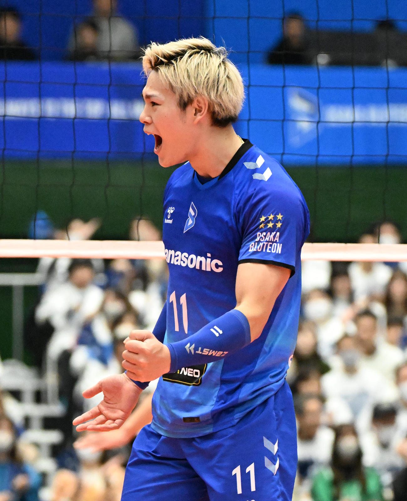 大阪B対広島TH　第1セット、得点を取りガッツポーズをする大阪B西田有志（撮影・石井愛子）