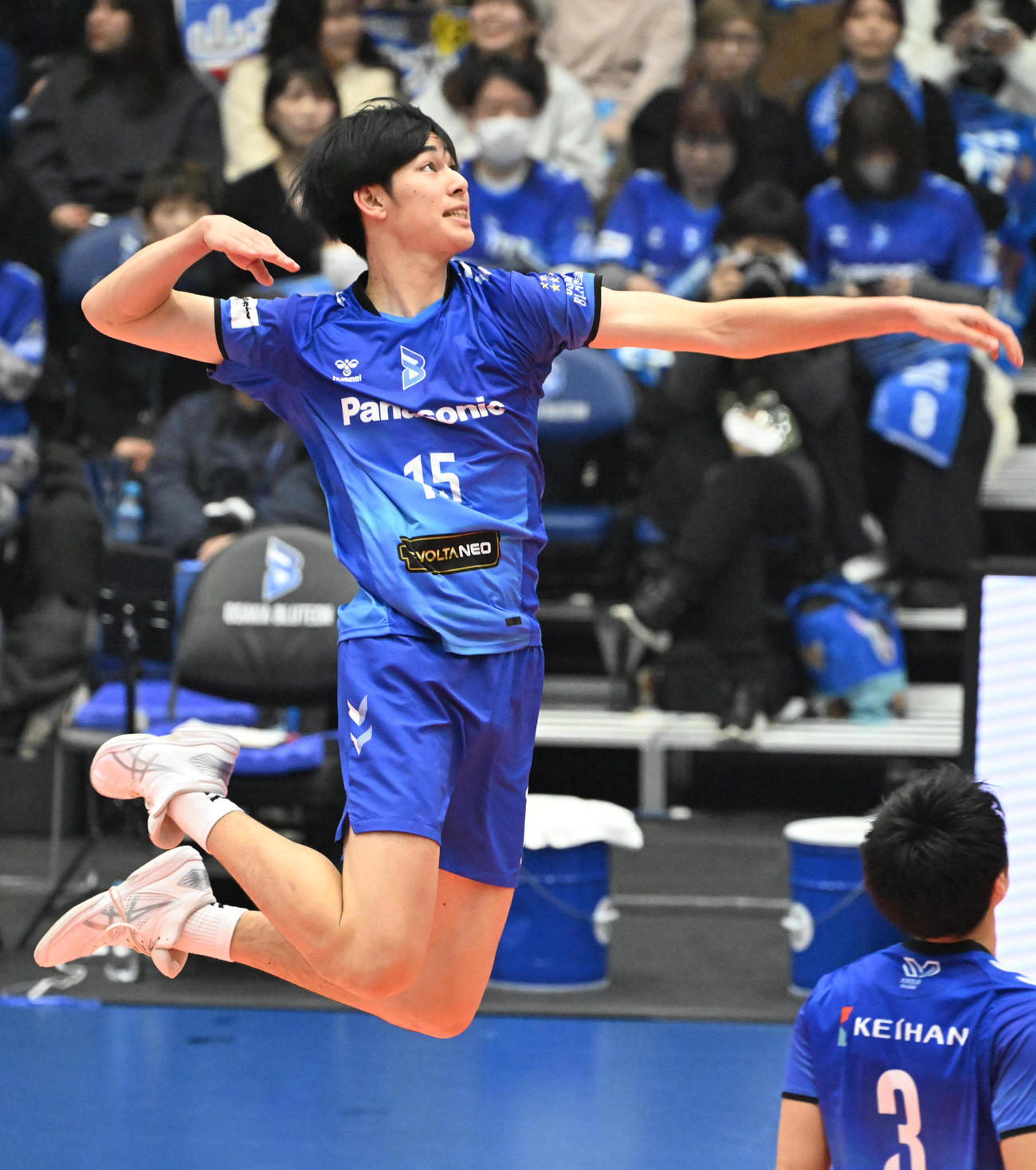 大阪B対広島TH　試合前にサーブの練習をする大阪Bの甲斐優斗（撮影・石井愛子）