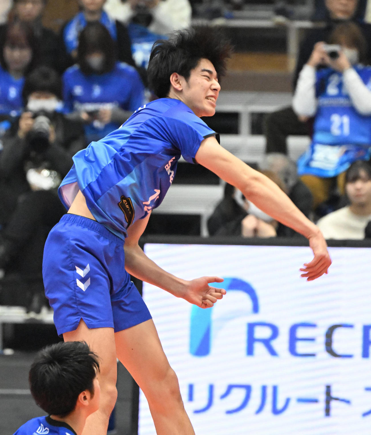 大阪B対広島TH　試合前にサーブの練習をする大阪Bの甲斐優斗（撮影・石井愛子）