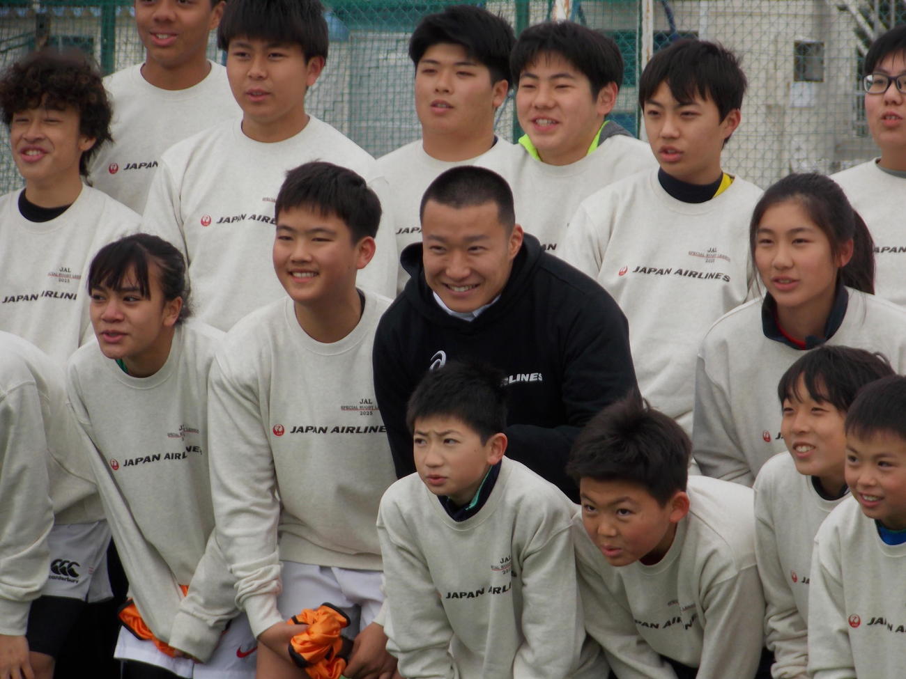 JAL主催のラグビー教室で中学生と交流した日本代表でトゥールーズSH斎藤直人（2列目左から2人目）（撮影・松本航）