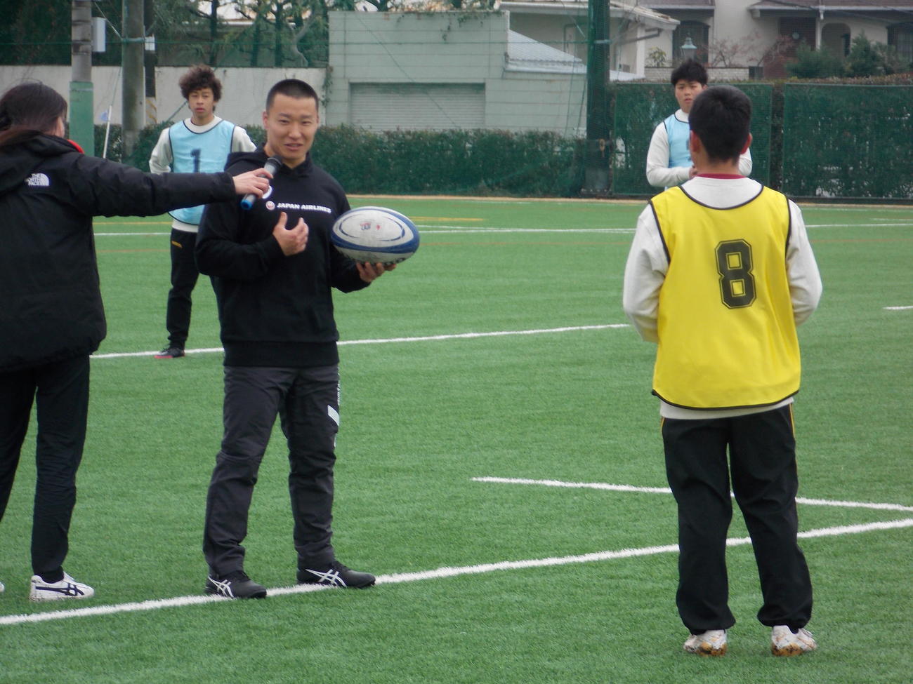 JAL主催のラグビー教室で中学生に指導する日本代表でトゥールーズSH斎藤直人（撮影・松本航）