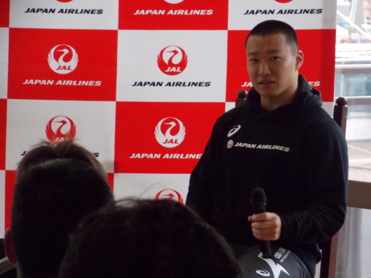 JAL主催のトークイベントで中学生に思いを語る日本代表でトゥールーズSH斎藤直人（撮影・松本航）