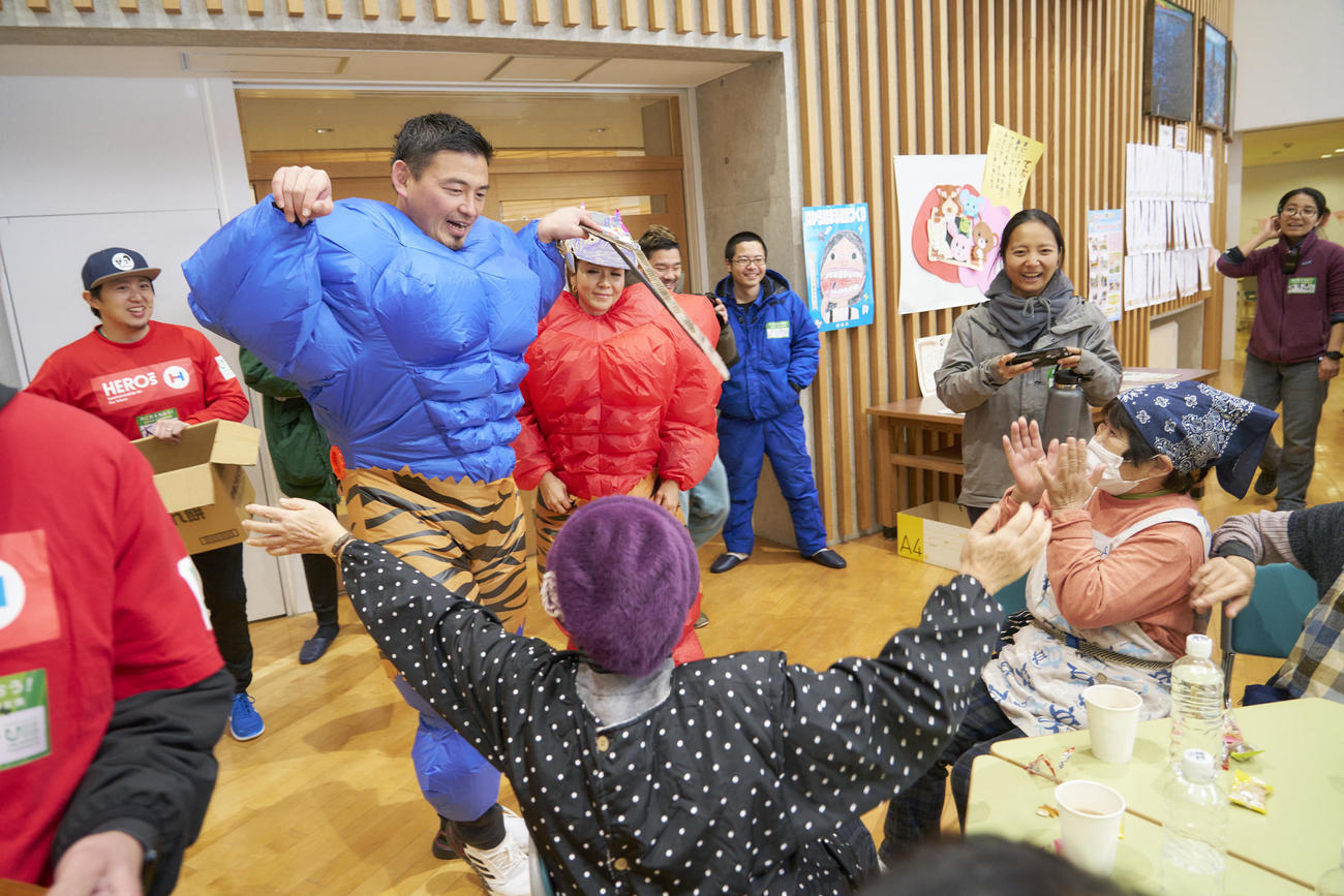 能登支援活動で青の鬼に扮（ふん）した五郎丸歩さん（主催者提供）