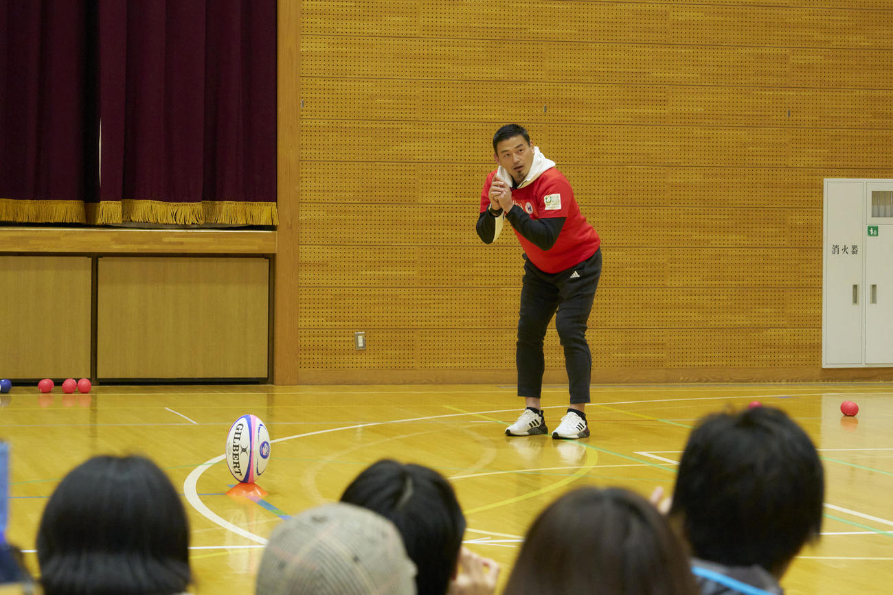 能登支援活動で“五郎丸ポーズ”を披露した五郎丸歩さん（主催者提供）