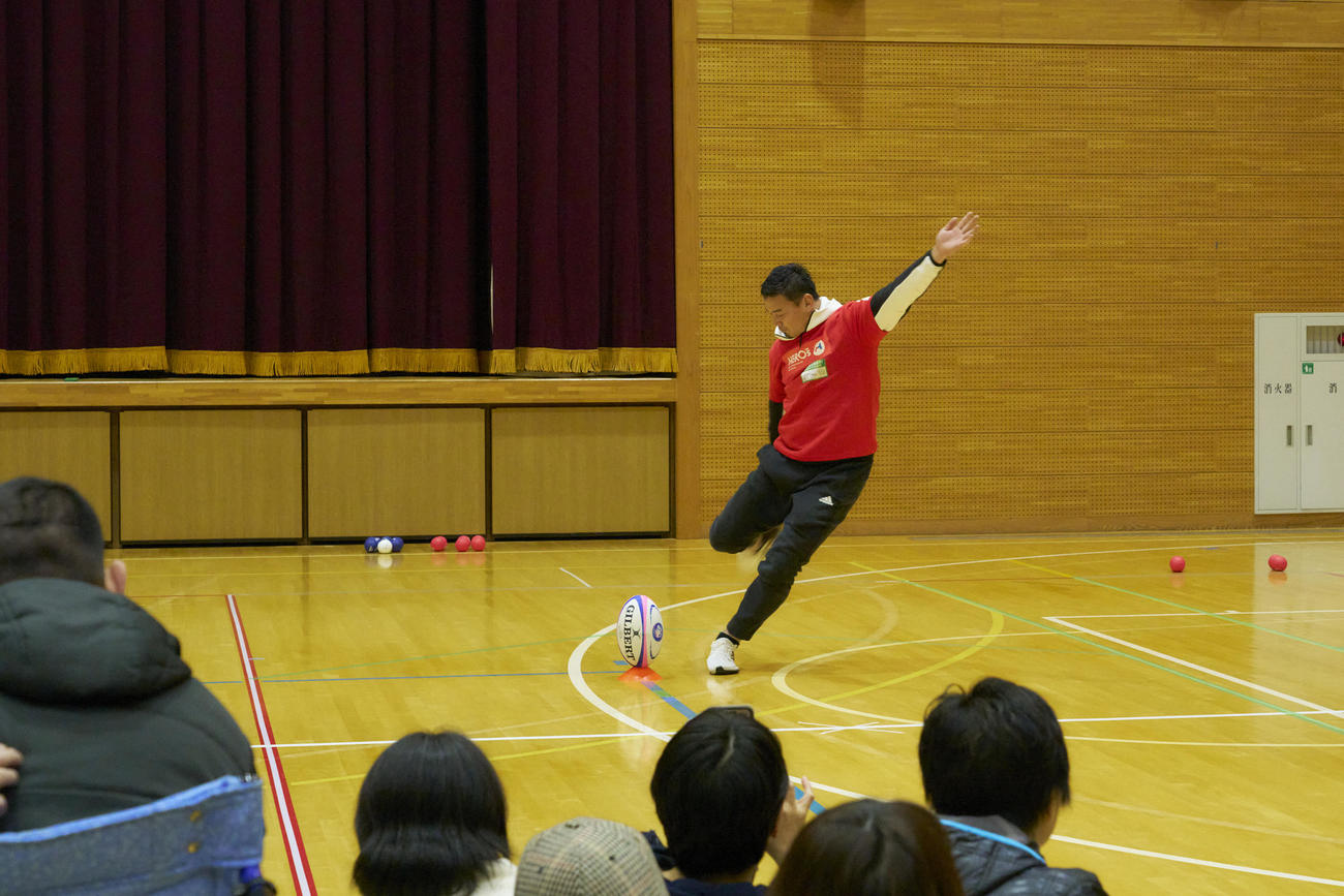 能登支援活動で“五郎丸ポーズ”からキックを披露した五郎丸歩さん（主催者提供）