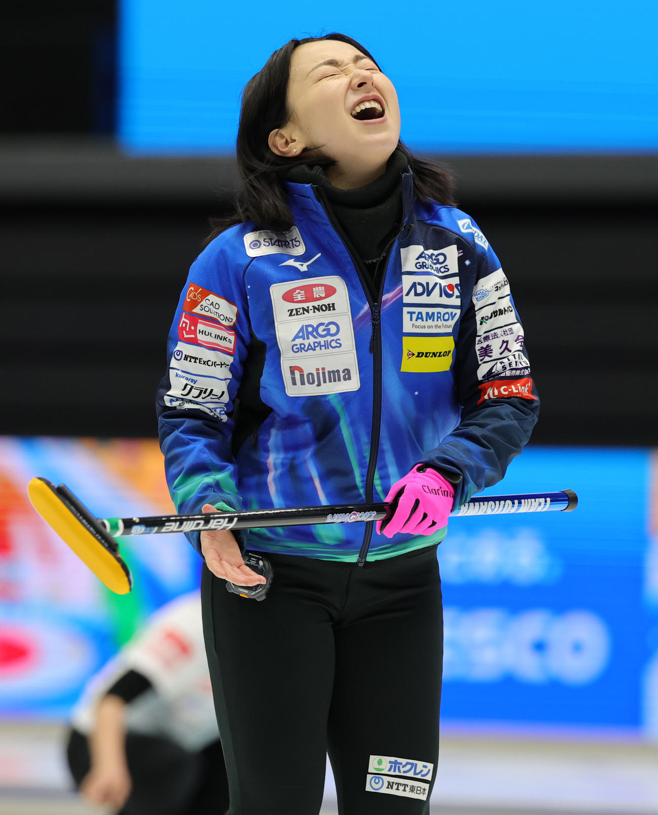 北海道銀行対ロコ・ソラーレ　悔しがるロコ・ソラーレの藤沢五月（撮影・野上伸悟）