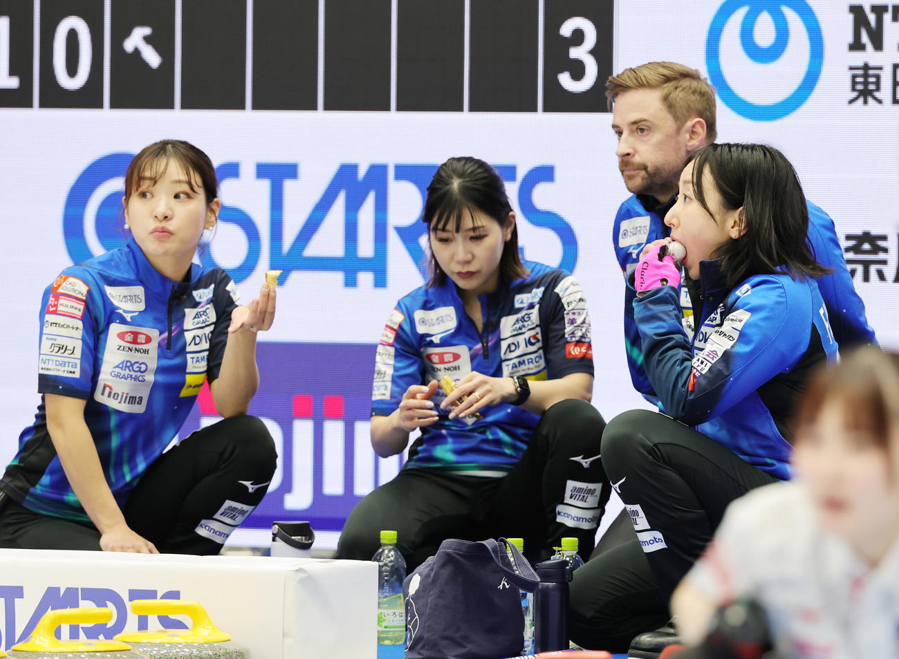 北海道銀行対ロコ・ソラーレ　試合途中に栄養補給する、左からロコ・ソラーレの吉田知那美、吉田夕梨花、藤沢五月（撮影・野上伸悟）