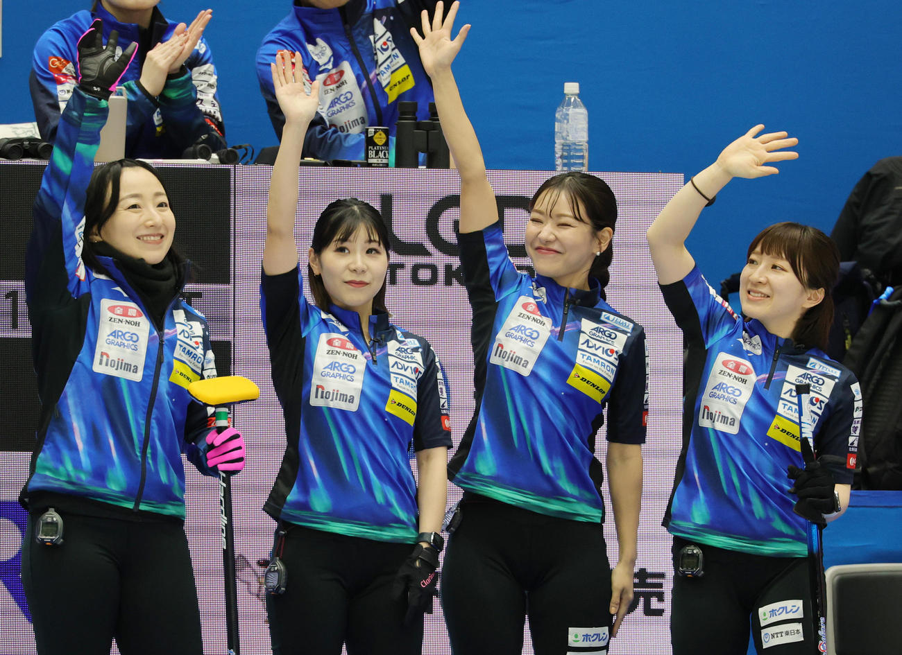 北海道銀行対ロコ・ソラーレ　チーム紹介で笑顔を見せる、左からロコ・ソラーレの藤沢五月、吉田夕梨花、吉田知那美、鈴木夕湖（撮影・野上伸悟）