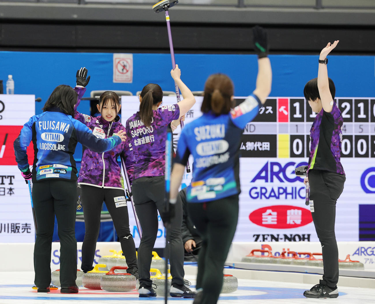 北海道銀行対ロコ・ソラーレ　勝利し喜ぶ北海道銀行の選手たち（撮影・野上伸悟）