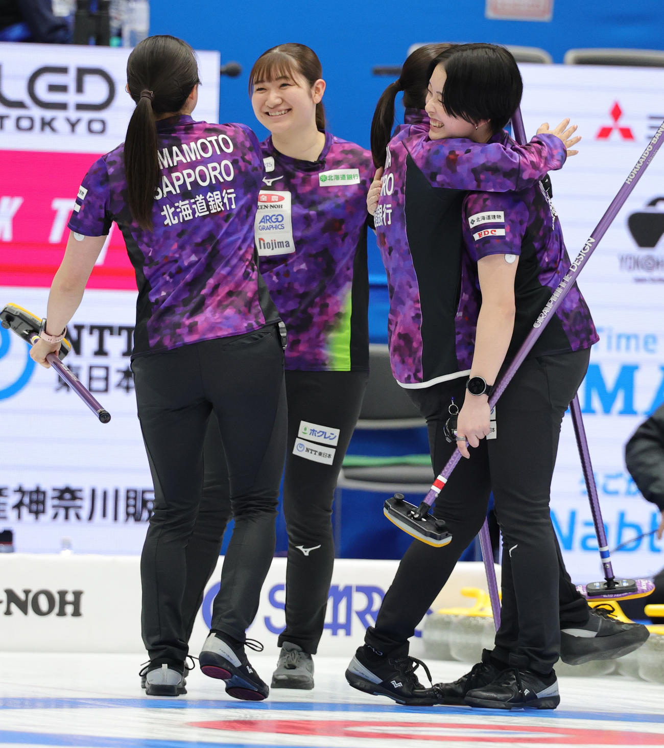 北海道銀行対ロコ・ソラーレ　勝利し喜ぶ北海道銀行の選手たち（撮影・野上伸悟）