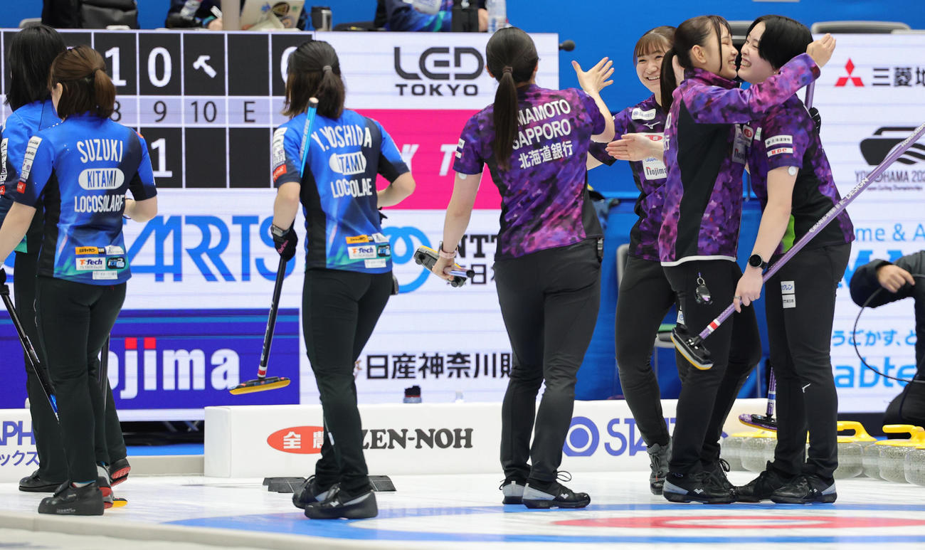 北海道銀行対ロコ・ソラーレ　勝利し喜ぶ北海道銀行の選手たち（撮影・野上伸悟）